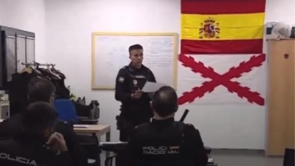 La Policía tomará medidas por la exhibición de una bandera carlista en una comisaría