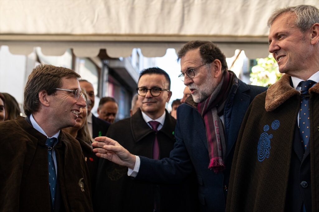 El alcalde de Madrid, José Luis Martínez-Almeida, Mariano Rajoy y el presidente de la Xunta de Galicia y candidato del PP a la reelección, Alfonso Rueda, en la feria del cocido de Lalín
