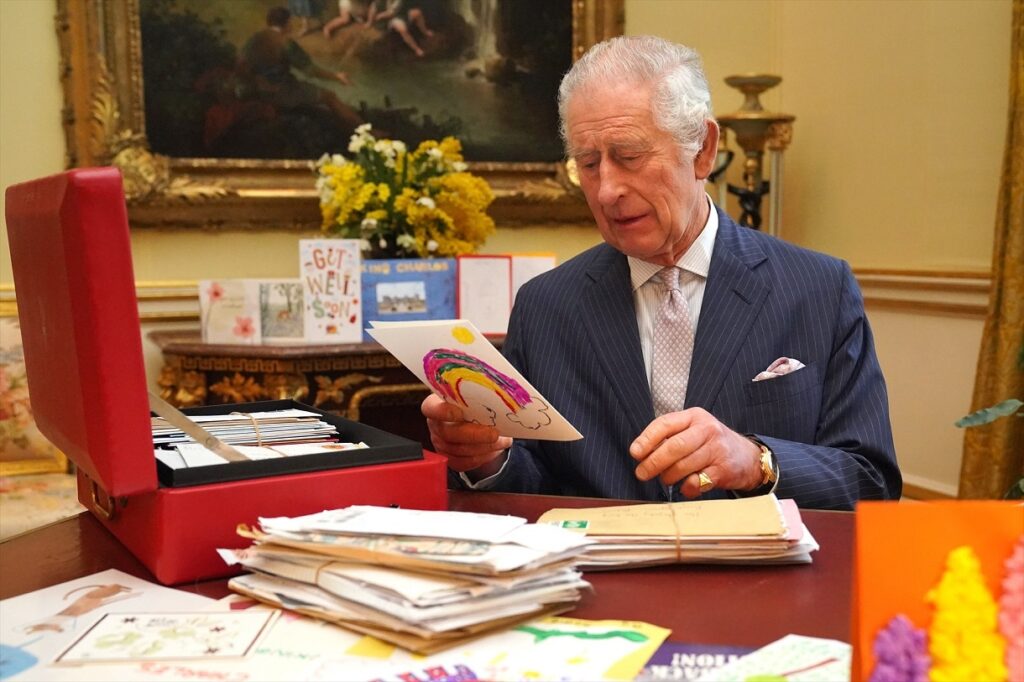 El rey Carlos III de Inglaterra con una de sus famosas cajas rojas