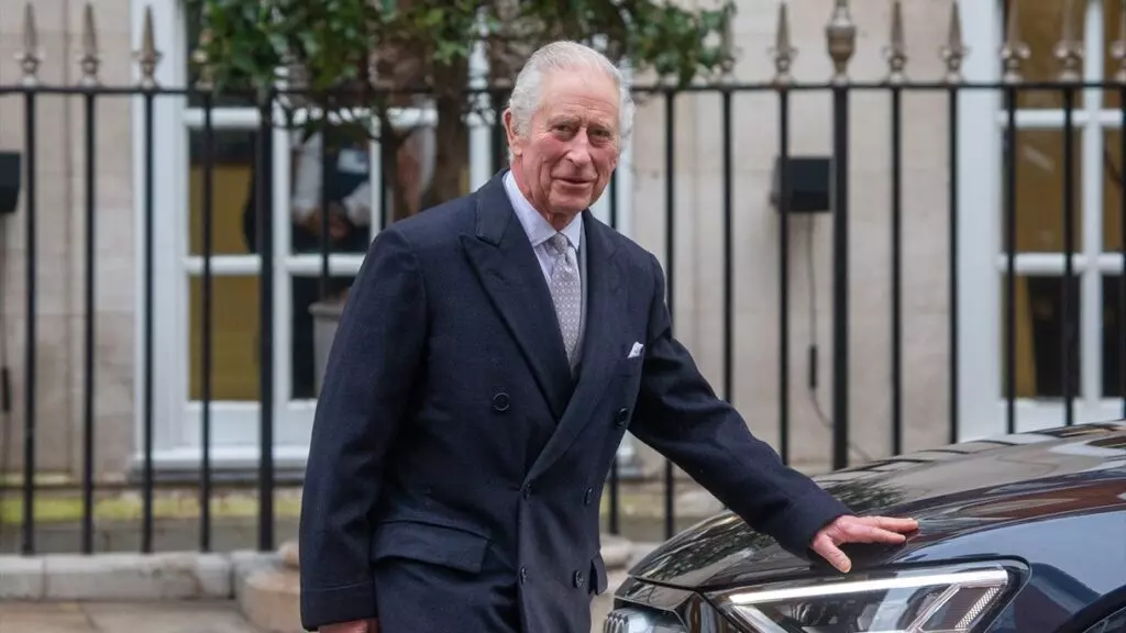 El rey Carlos III podría no recurrir a la quimioterapia para tratarse del cáncer