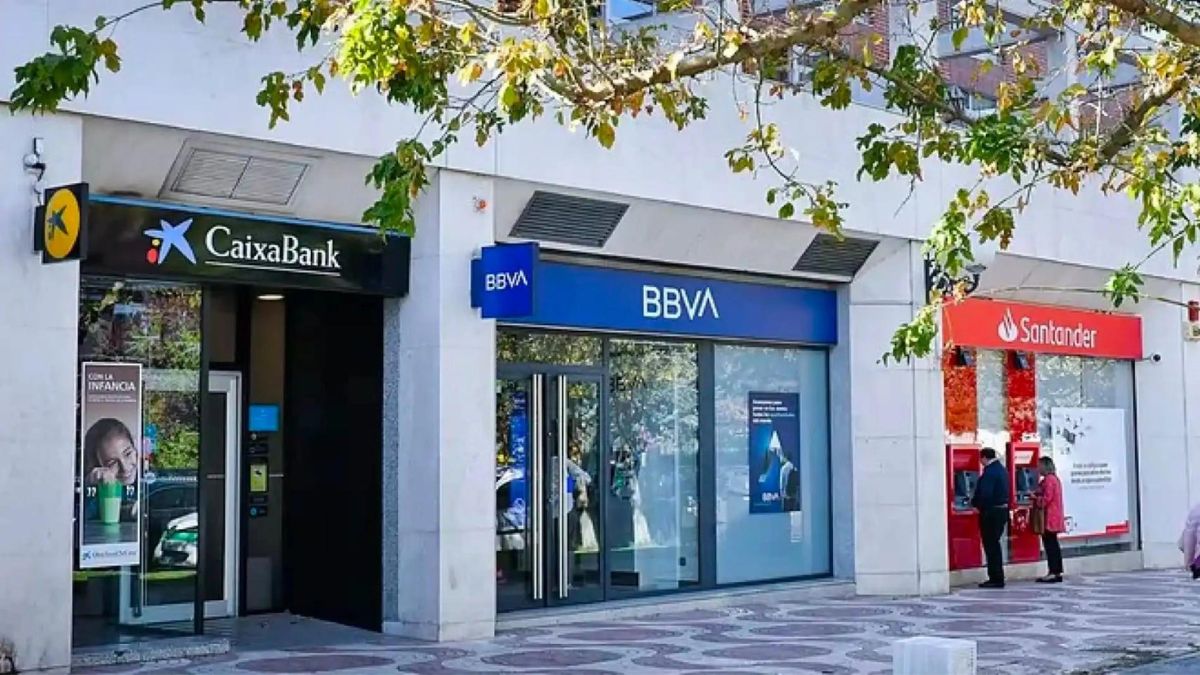 Las entidades bancarias dejarán de cobrar este gasto en 2025: 6 euros en Santander, 5,94 en Caixabank...