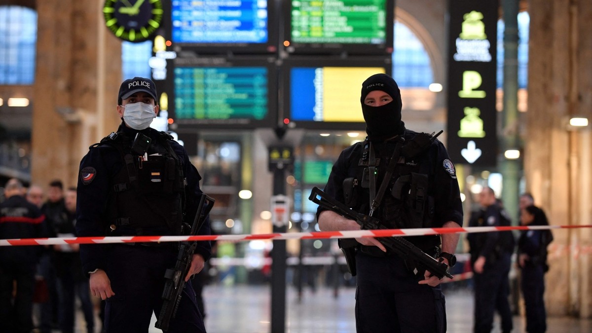 Foto de archivo. Dos policía en la estación ferroviaria de Gare du Nord en París