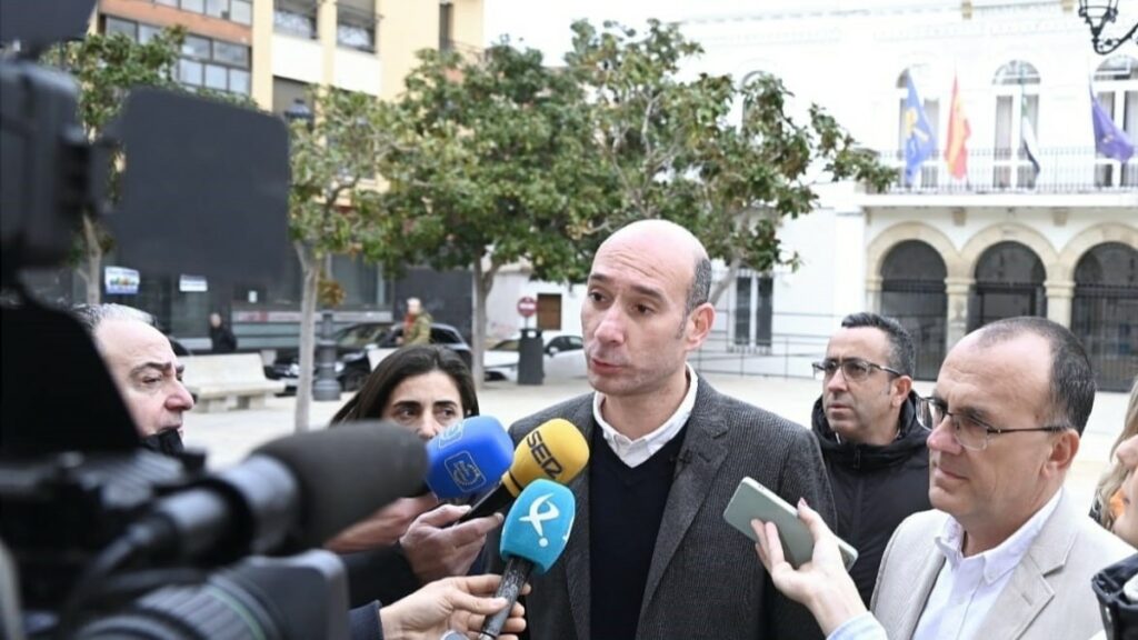 El portavoz del PP de Extremadura, José Ángel Sánchez Juliá, atiende a los medios en Navalmoral de la Mata

