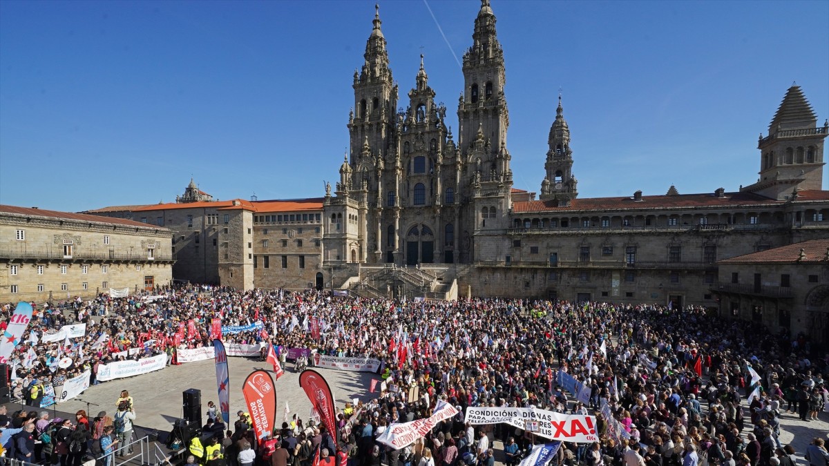 Cientos de personas durante una manifestación en defensa de la sanidad pública, en el parque de la Alameda, a 4 de febrero de 2024, en Santiago de Compostela
