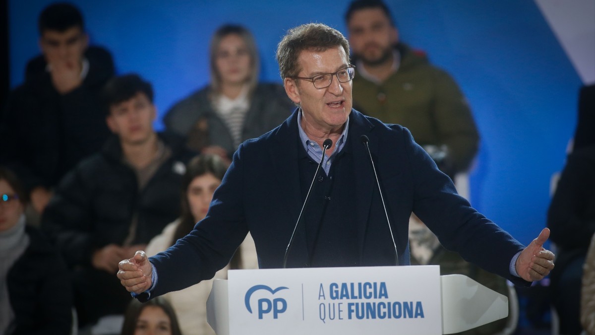 El presidente del Partido Popular, Alberto Núñez Feijóo, interviene durante un mitin del PPdeG, en el pabellón municipal de Outeiro de Rei