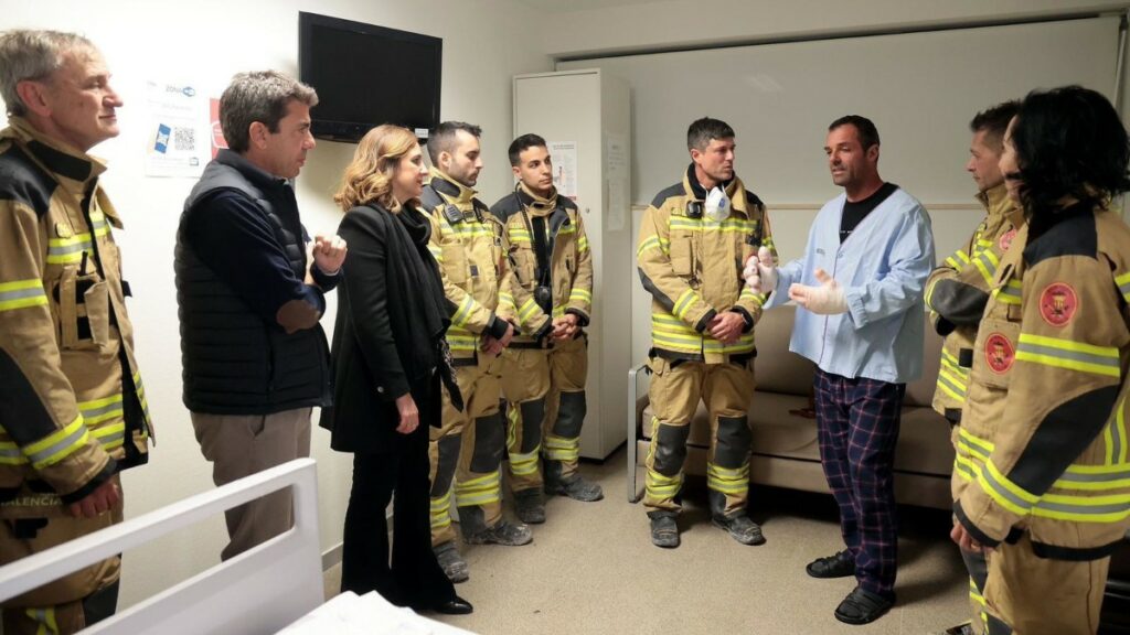Uno de los dos bomberos heridos durante el incendio de Valencia recibe el alta en el hospital