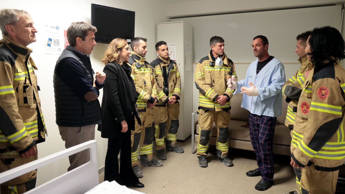 El 'president' de la Generalitat, Carlos Mazón, y la alcaldesa de València, María José Catalá, visitan a los bomberos heridos en el incendio de Campanar