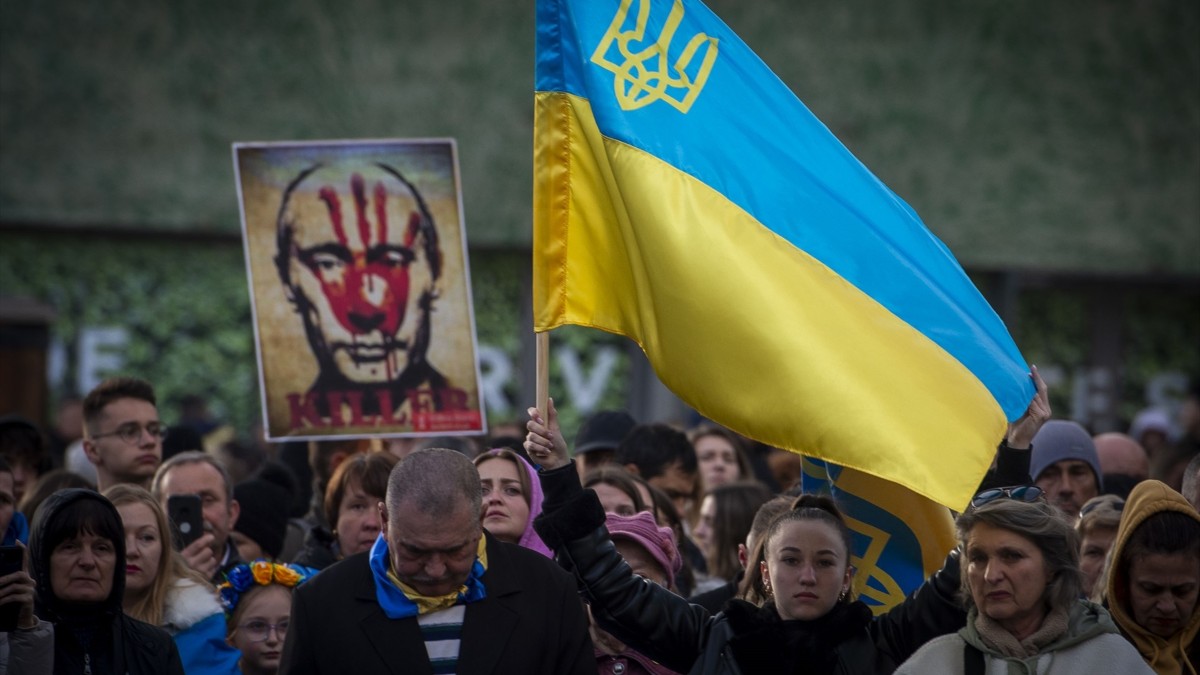 Decenas de personas durante la manifestación en contra de la invasión armada rusa en Ucrania