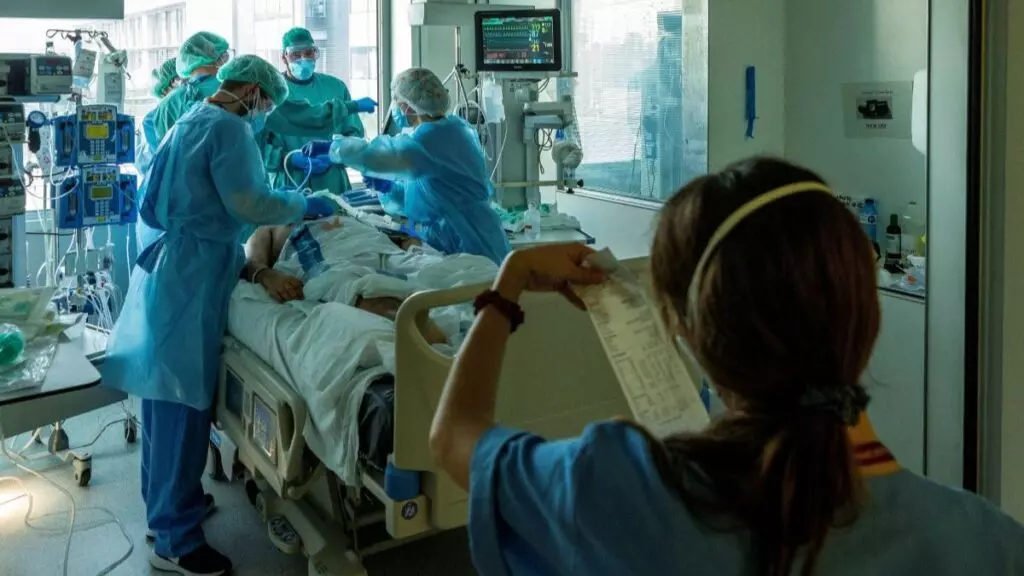 La familia de un joven valenciano en coma en Cancún pide ayuda: el hospital les reclama 8.000 euros al día