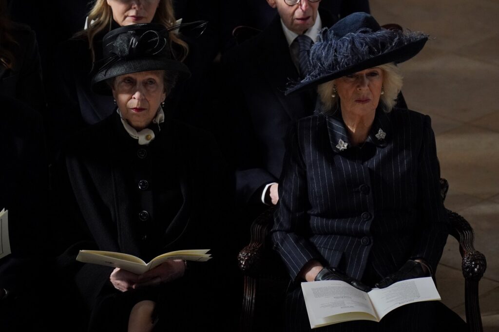 La princesa Ana y la reina Camilla en la misa funeral del rey Constantino de Grecia en el castillo de Windsor