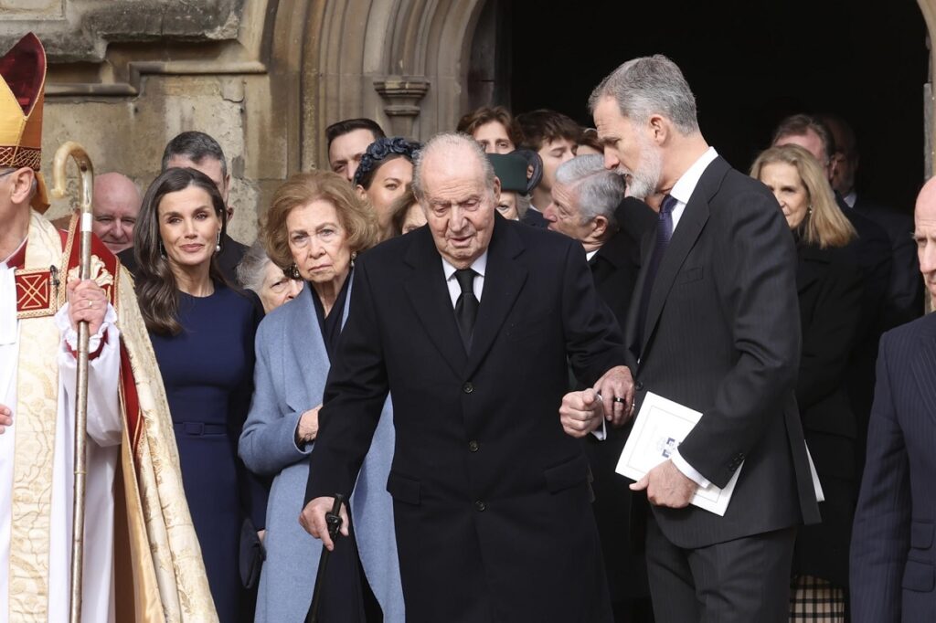 La reina Letizia, la reina Sofía, el rey Juan Carlos I y el rey Felipe VI en la misa funeral del rey Constantino de Grecia en Windsor