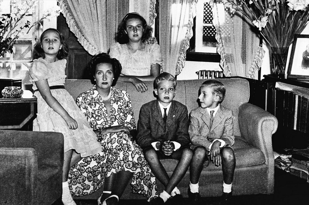 María de las Mercedes, con sus hijos Margarita, María de las Mercedes, Pilar, Juan Carlos y Alfonso de Borbón en 1946 en Estoril