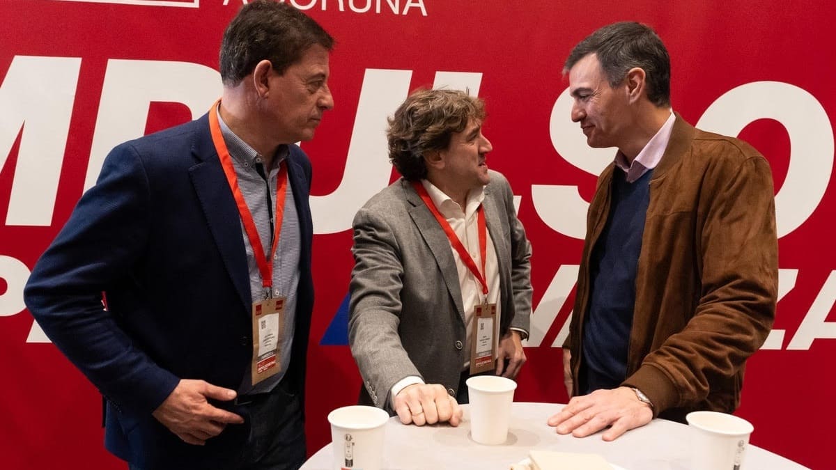 (I-D) José Ramón Gómez Besteiro, Eneko Andueza y Pedro Sánchez, del PSOE, en una imagen de archivo.
