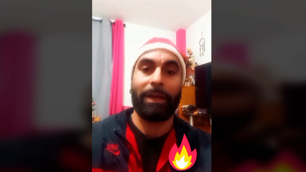 Rafael grabando un vídeo de TikTok en la casa de la víctima