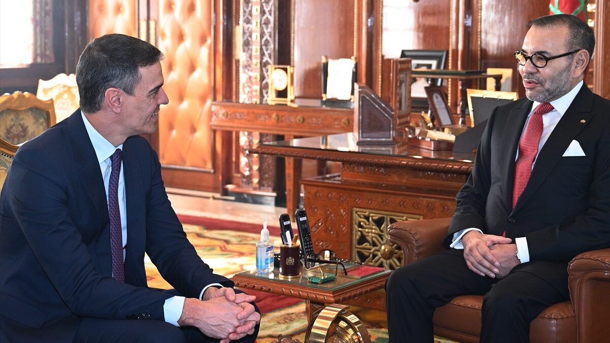 El presidente del Gobierno, Pedro Sánchez, es recibido por el Rey de Marruecos, Mohamed VI.