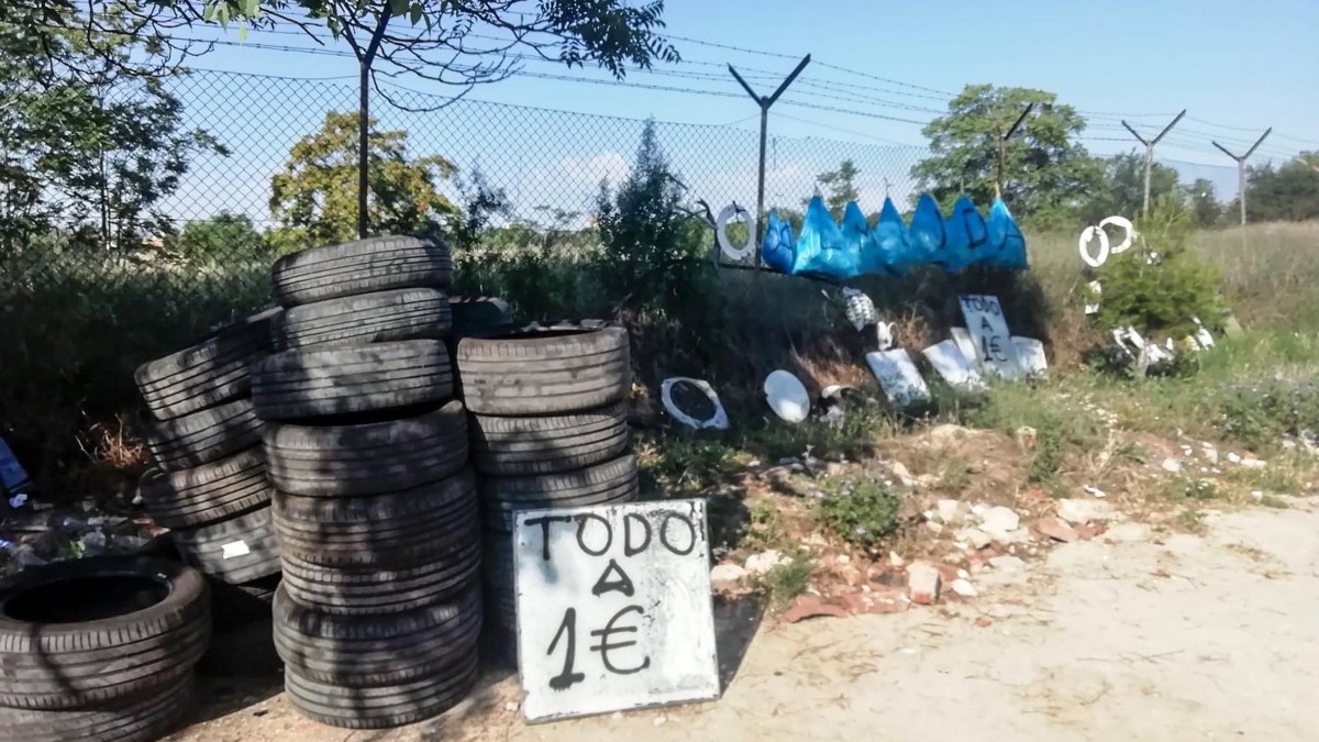 Enseres y escombros dejados por Ecologistas en Acción frente a la ermita Santa María la Antigua