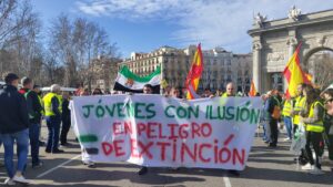 Última hora de las protestas de agricultores: Un imponente despliegue policial impide el acceso de los tractores al centro de Madrid