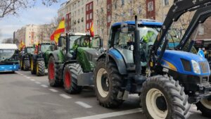 Última hora de las protestas de agricultores: Un imponente despliegue policial impide el acceso de los tractores al centro de Madrid