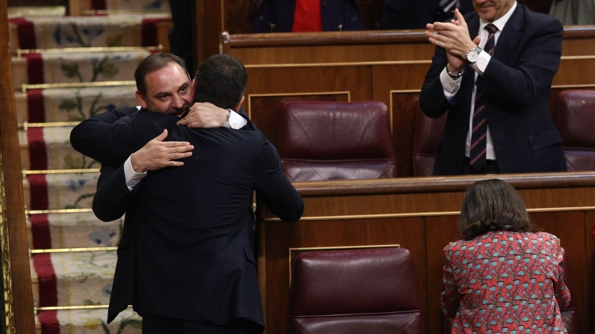 José Luis Ábalos abraza a Pedro Sánchez el día de la moción de censura a Mariano Rajoy