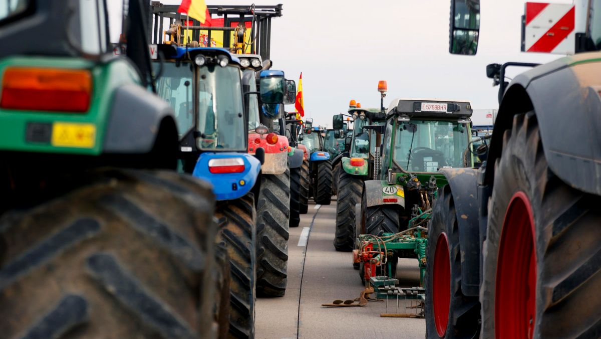 Protestas de los agricultores con sus tractores en las carreteras españolas