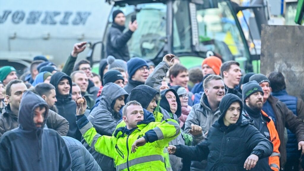Agricultores lanzan huevos en las protestas en Bruselas