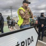 Agentes de Polícia Nacional frente a agricultores Mérida en la cuarta jornada de protestas