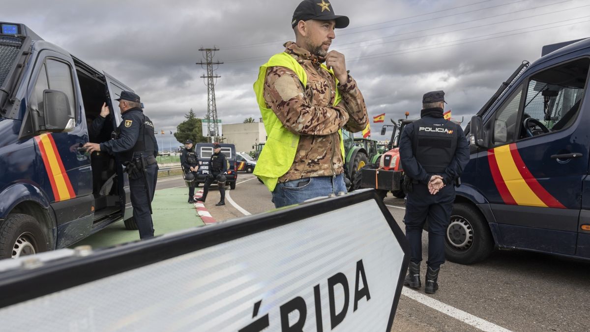 Agentes de Polícia Nacional frente a agricultores Mérida en la cuarta jornada de protestas