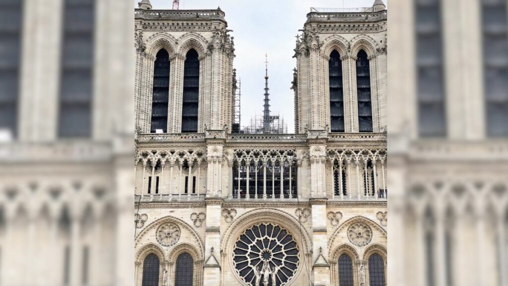 La catedral de Notre Dame recupera la aguja que la corona tras perderla hace casi 5 años en un incendio