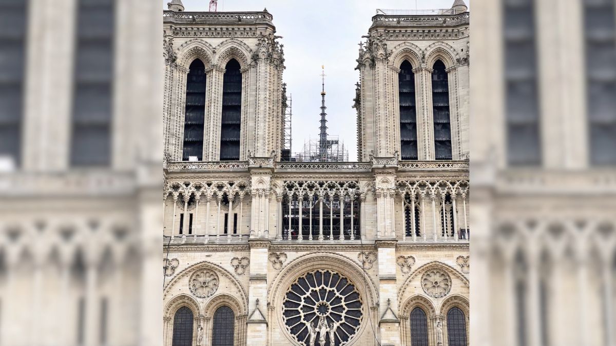 La catedral de Notre Dame tras la restauración de su aguja, que cayó en el incendio de 2019