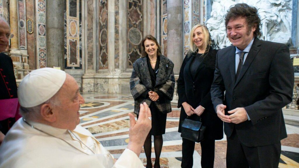 El papa Francisco y el presidente de Argentina, Javier Milei, en el Vaticano