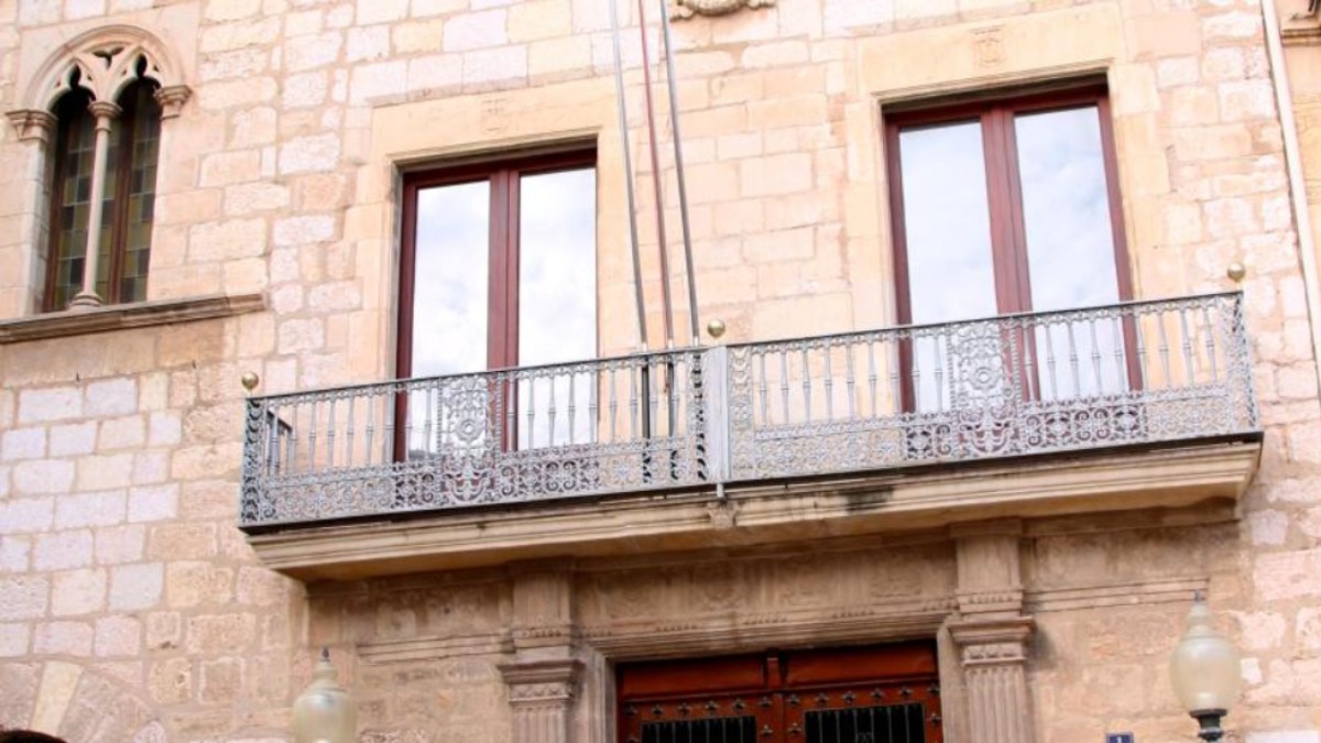 Fachada del Ayuntamiento de Montblanc sin banderas
