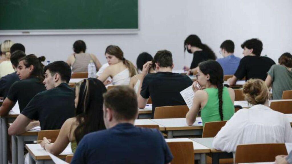 Estudiantes con una beca mec durante un examen. El informe PISA también refleja las carencias en educación financiera de los alumnos españoles