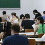 Estudiantes con una beca mec durante un examen. El informe PISA también refleja las carencias en educación financiera de los alumnos españoles