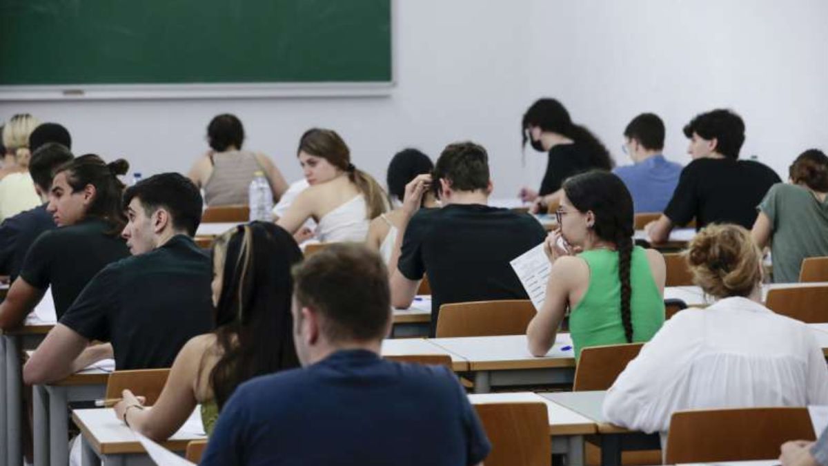 Estudiantes con una beca mec durante un examen.
