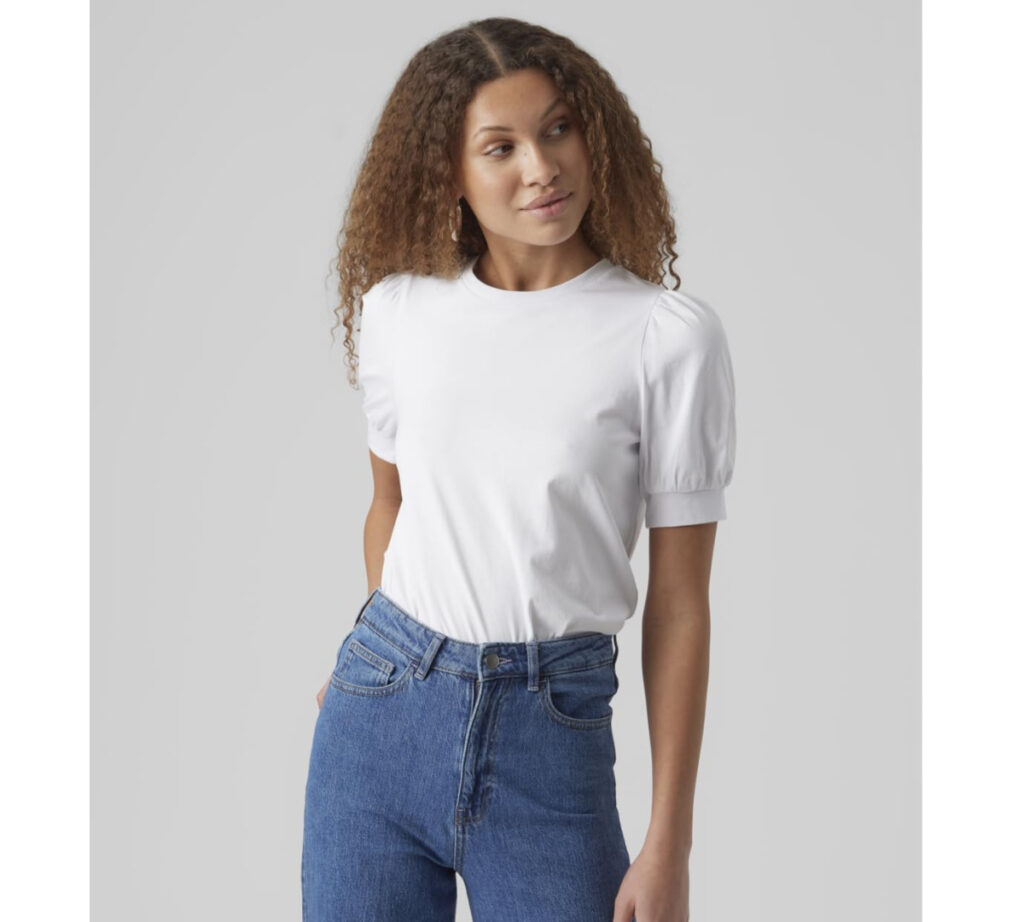Camiseta blanca con mangas abullonadas de Vero Moda