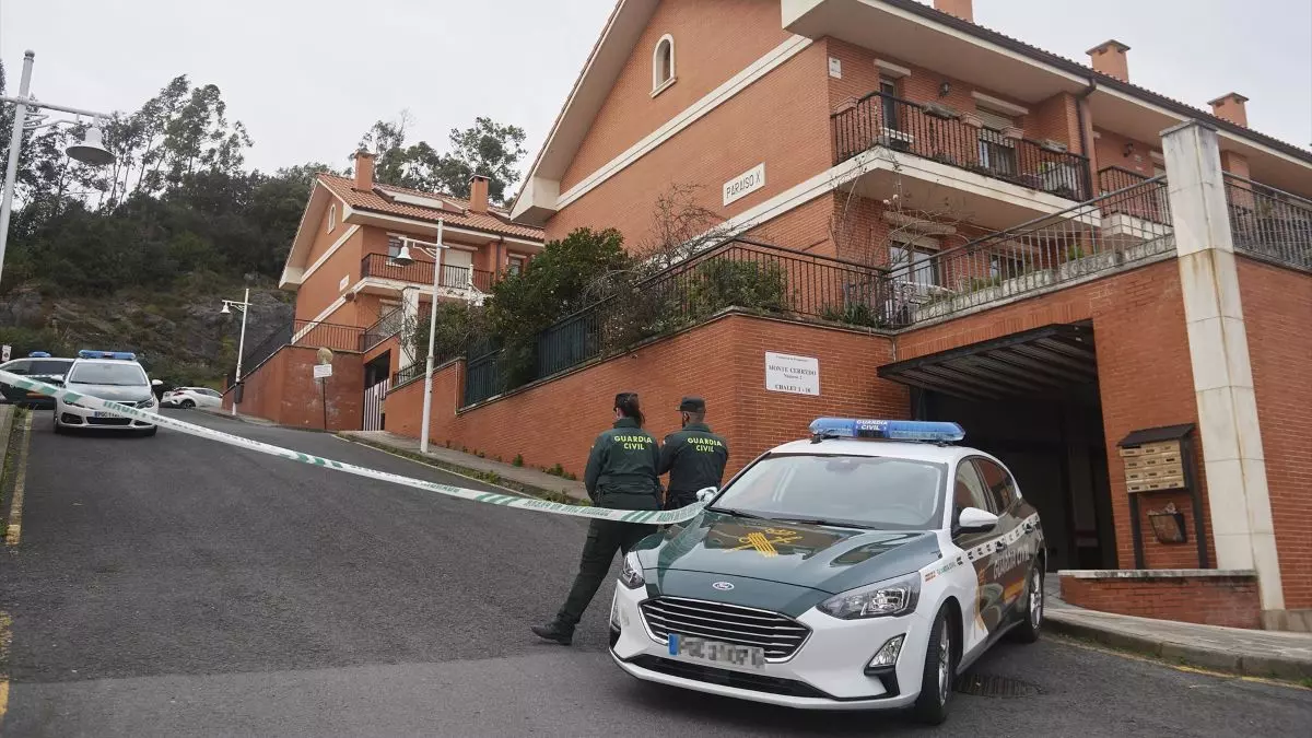 Zona acordonada donde han hallado el cuerpo sin vida de una mujer, en Castro Urdiales, Cantabria (España), asesinada por sus hijos menores de edad