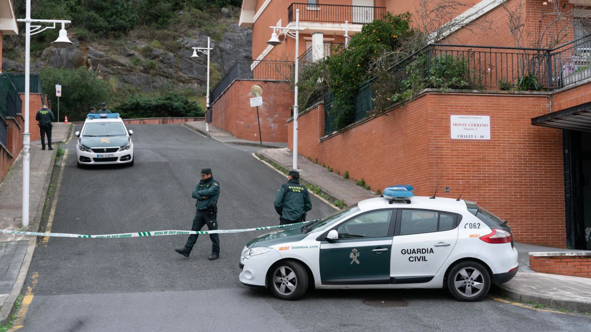 Zona acordonada donde han hallado el cuerpo sin vida de una mujer, en Castro Urdiales, Cantabria (España)