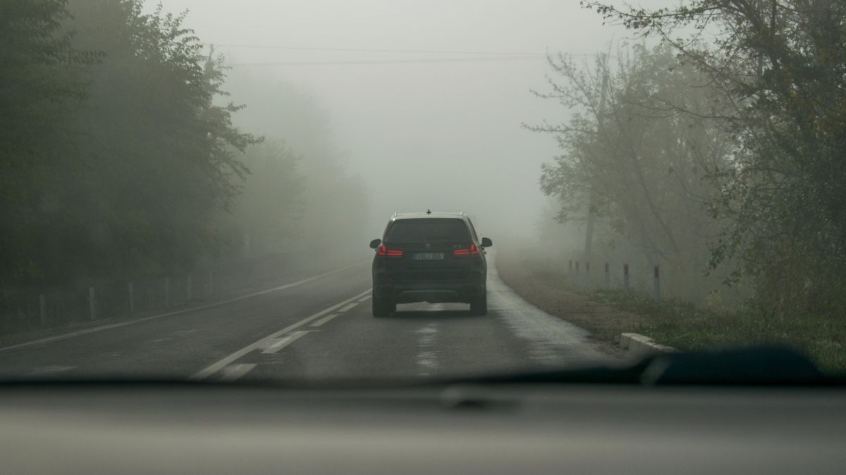 La advertencia de la DGT: así se debe conducir cuando hay niebla