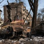 Edificios y vehículos destruidos por bombardeos rusos en Donetsk
