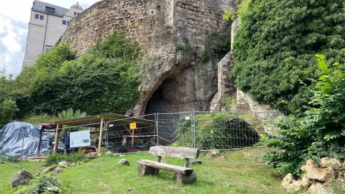 Vista de las nuevas excavaciones frente a lo que queda actualmente de la Ilsenhöhle bajo el castillo de Ranis
