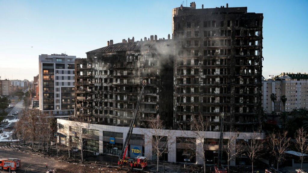 La Policía Científica analiza muestras del edificio del incendio de Valencia para comprobar si usaron materiales de peor calidad