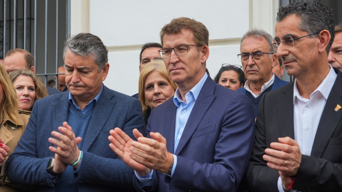 Alberto Núñez Feijóo asiste al minuto de silencio en el Ayuntamiento de Barbate por los dos guardias civiles asesinados por narcotraficantes
