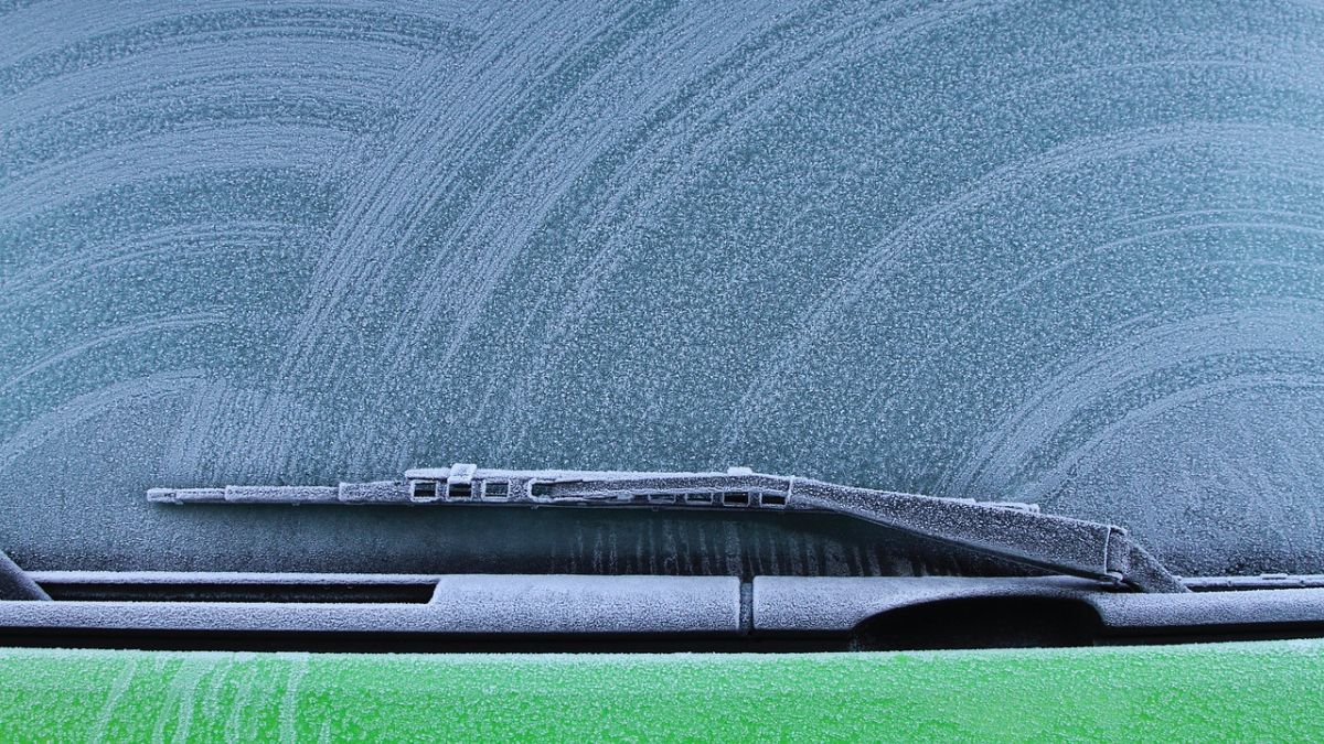 El aviso de la DGT tras el cambio de tiempo: así se evita el hielo en el parabrisas del coche