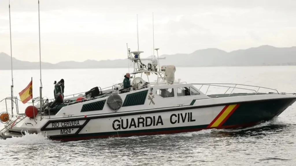 Rescatados los 14 tripulantes de un pesquero francés frente a la costa de Gipuzkoa