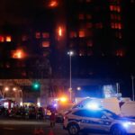 El edificio víctima del incendio de Valencia hacia las 21:20 de la noche