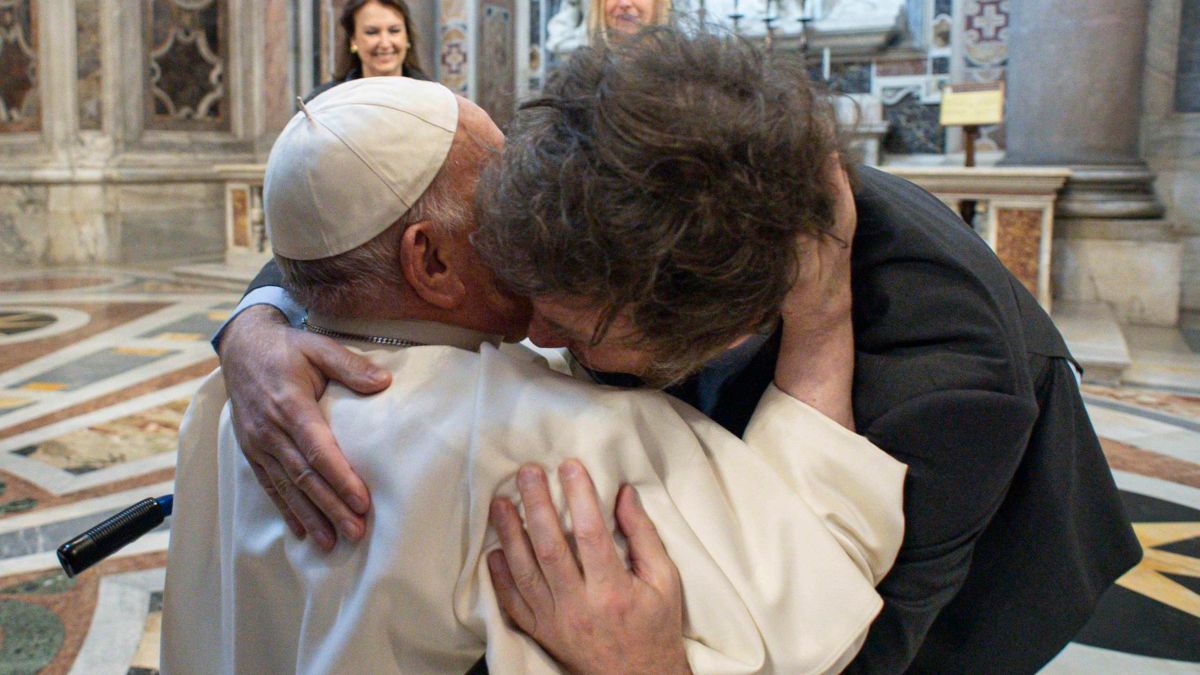 El abrazo del papa Francisco y Javier Milei en la misa previa a su reunión en el Vaticano