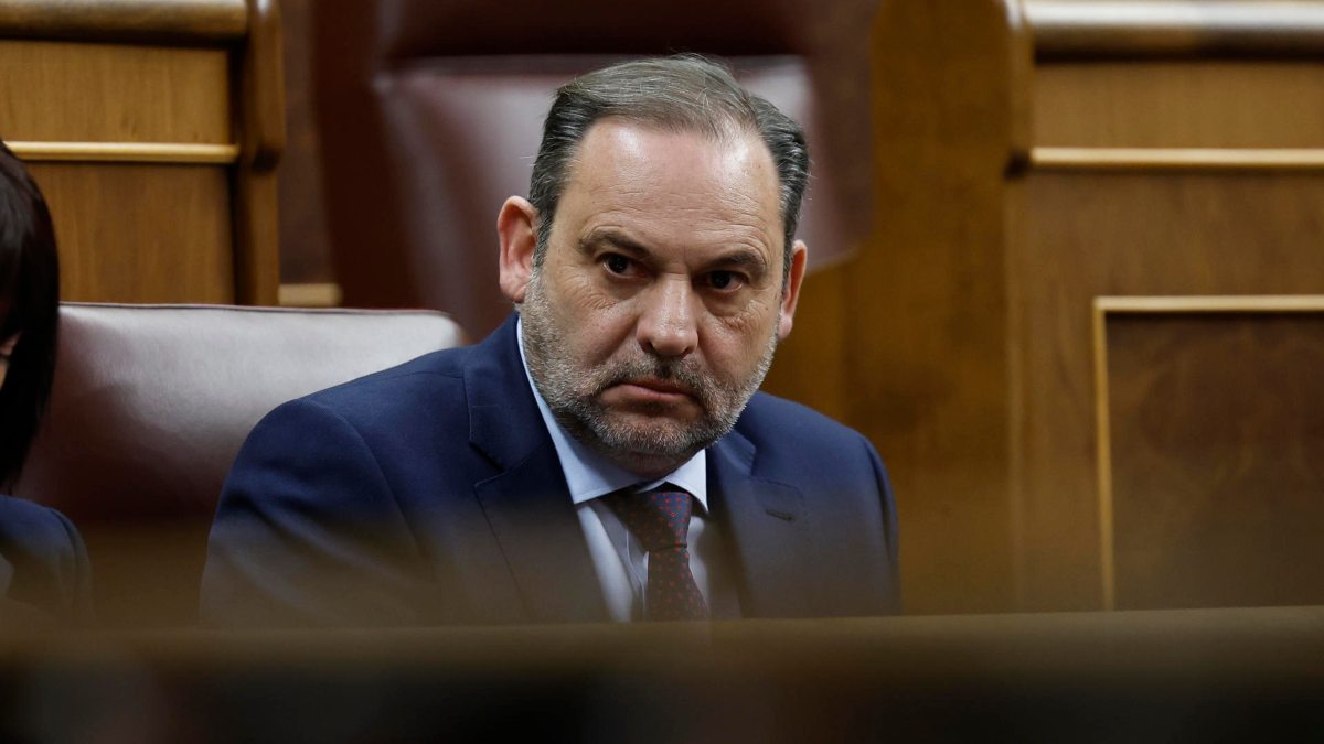 Ábalos rompe con el PSOE y mantendrá su condición de aforado como diputado del grupo mixto