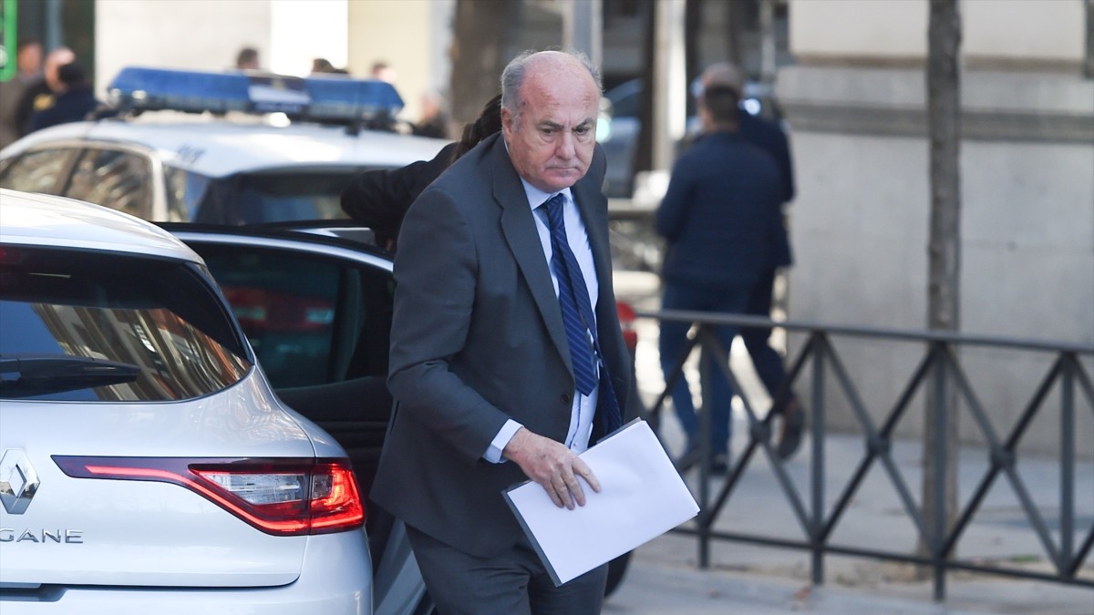 El juez Manuel García Castellón sale de un vehículo para entrar en la Audiencia Nacional, a 20 de febrero de 2024