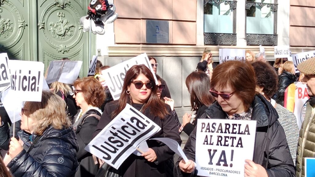 Procuradores y abogados protestan por unas pensiones dignas