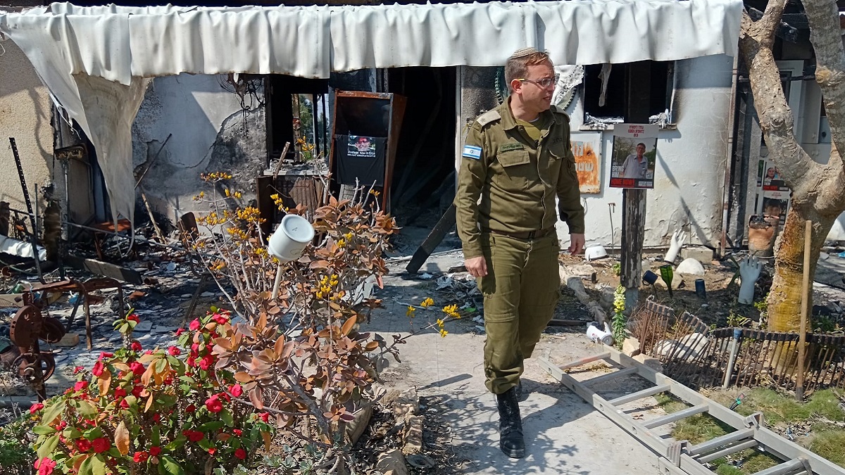 Roni Kaplan, capitán del Ejército israelí, en el kibutz de Nir Oz, atacado por Hamás el 7-O